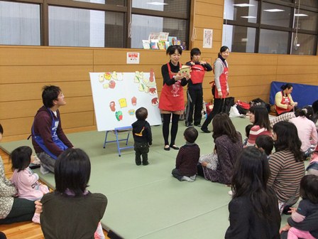 エンジョイパークなかむらで、手づくりおもちゃを作っている写真です。