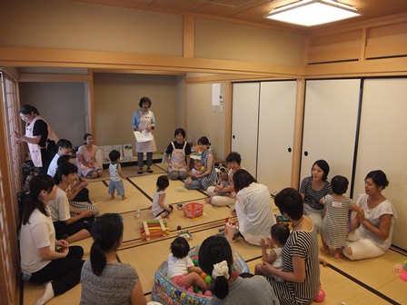 子育てサロンでボールプールや積み木などで遊ぶ母子とスタッフの写真です。