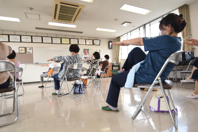 椅子を使って運動する様子の写真