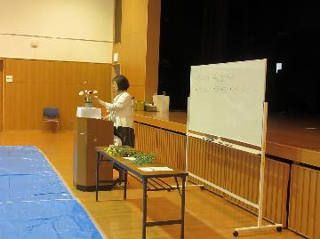 いけばな体験教室の様子