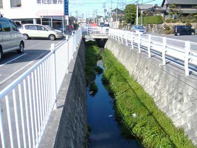 鞍流瀬川緑区桶狭間神明地先から上流、セト山交差点方向を望むの画像