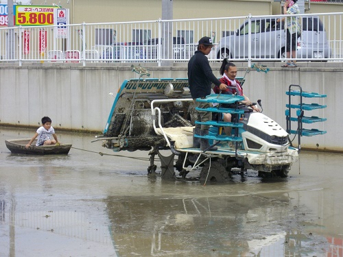 信長運転のたぶねにのる子供