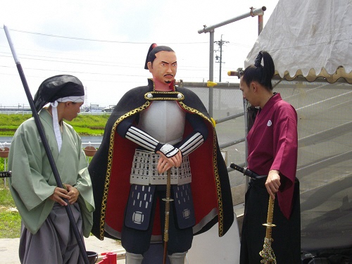 3D発泡スチロールの信長像を眺める武将隊