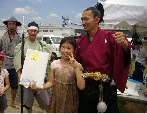 一等賞の子供と信長の記念撮影