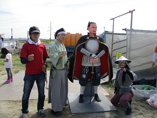 信長の3Dオブジェと記念撮影をする田んぼアート会長と前田利家となつ