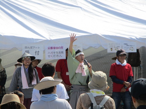 稲刈り開始の号令をかける前田利家