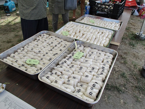 田んぼアート米、黒稲と白稲の試食用小型おにぎり