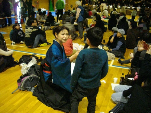 男の子にインタビューする司会のきょくどうりんりんさん