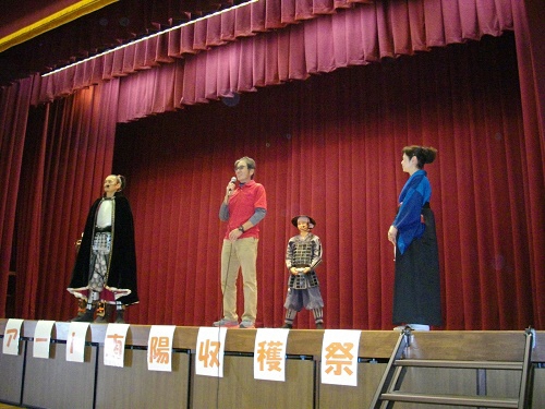 ステージであいさつをする田んぼアート実行委員会の会長