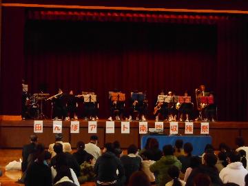 南陽東中学校の吹奏楽部による演奏