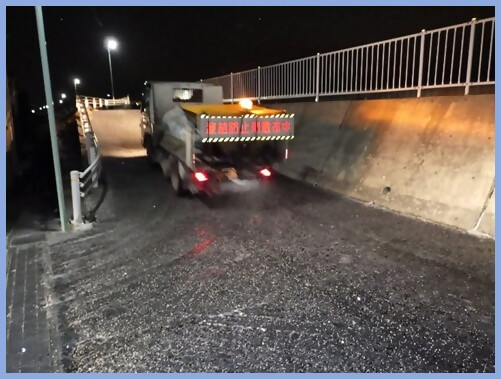 凍結防止剤を散布中の車の写真と、雪の日は在宅を促すイラスト（どりょくん）