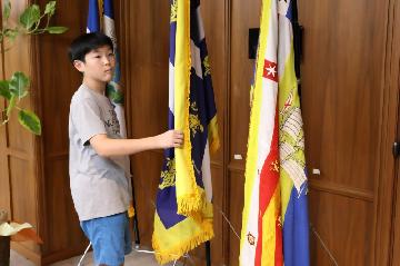 議長室に飾られている旗の画像