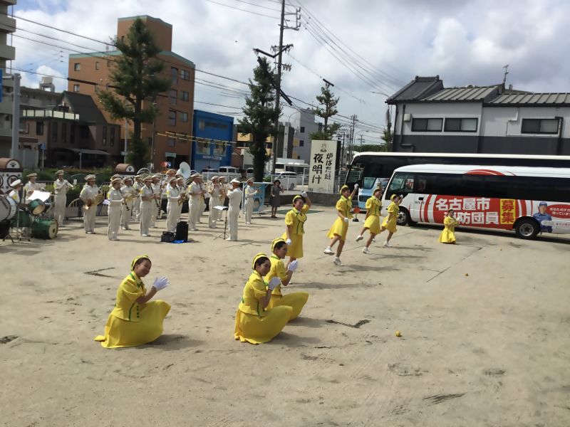 大江幼稚園で、演奏演技をしている写真です。
