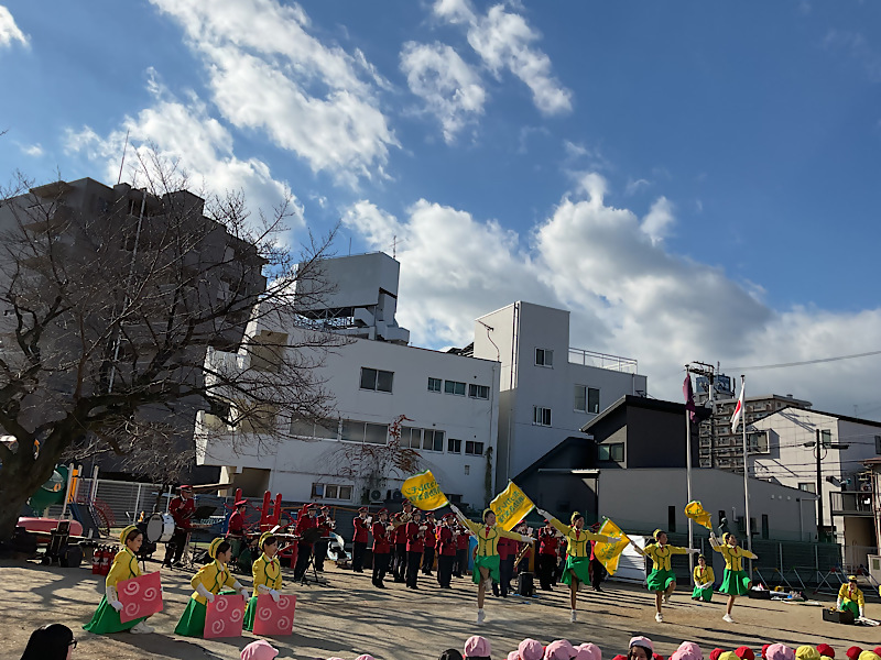 防火防災教室で演奏演技をしている写真です。