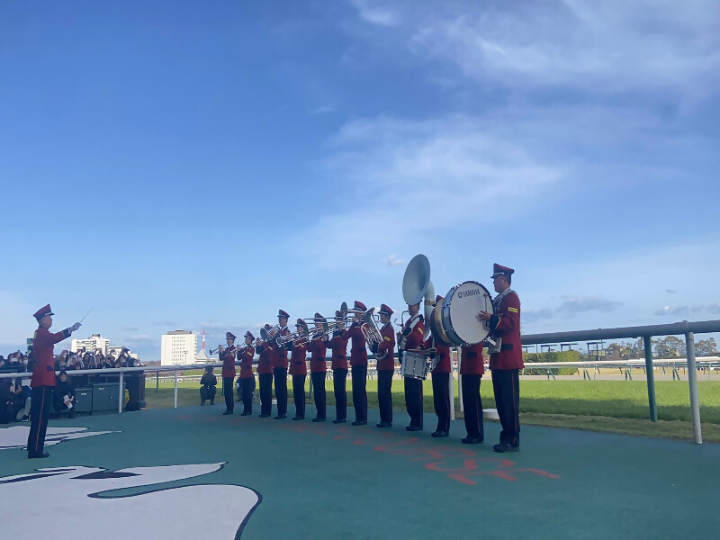 中京競馬場で演奏をしている写真です。
