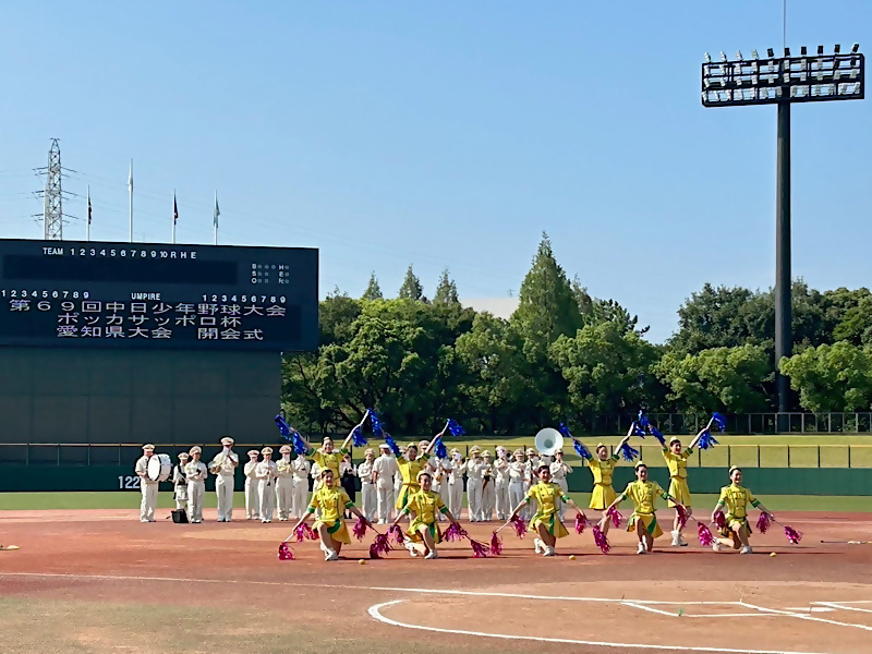 野球大会で演奏演技している写真です。
