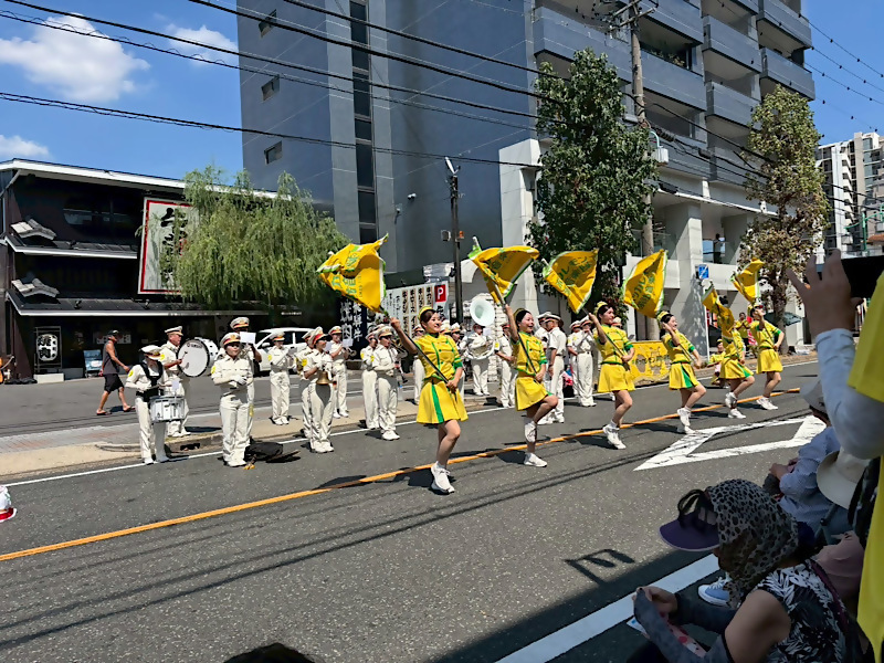 バリバリ平針パレード会場にて演奏演技している写真です。