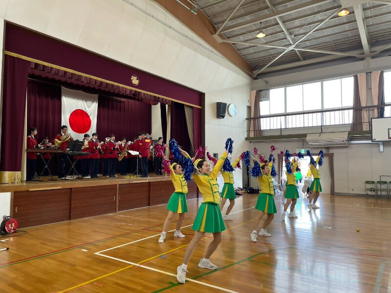 防火防災教室にて演奏演技をしている写真です。