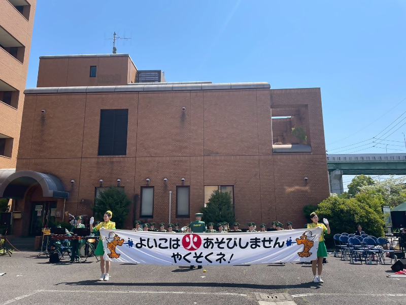 あつた青空市・防災フェアにて演奏・演技をしている写真です。