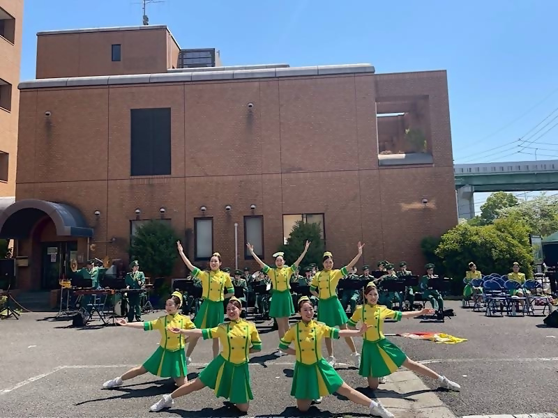 あつた青空市・防災フェアにて演奏・演技をしている写真です。