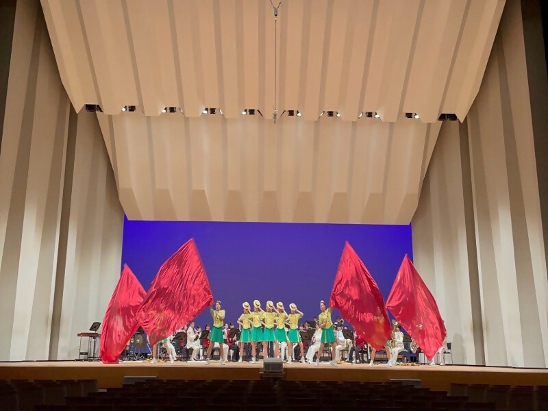 防災減災コンサートにて演奏演技している写真です。