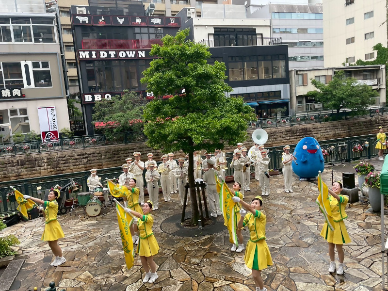 堀川フラワーフェスティバルにて演奏・演技をしている写真です。