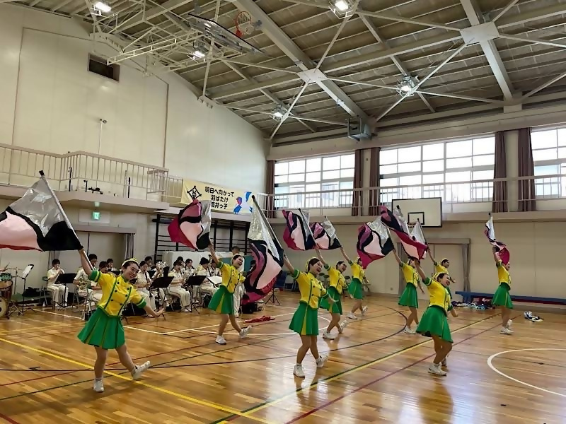 小学校の防災訓練にて演奏・演技をしている写真です。