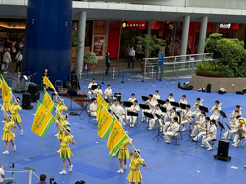 オアシス21銀河の広場にて演奏・演技をしている写真です。