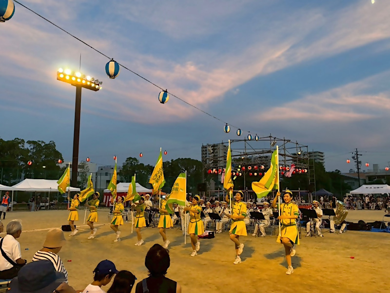 野並公園野球場にて演奏演技している写真です。