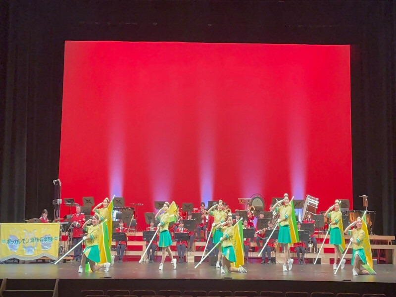 避難訓練コンサートにて演奏演技をしている写真です。
