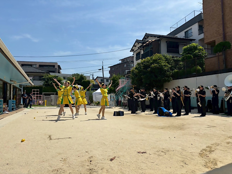 防火・防災教室にて演奏・演技をしている写真です。