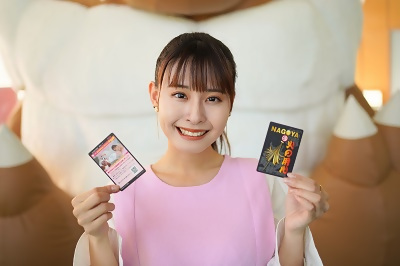 消防カードを持つ望木アナウンサー