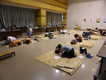 シェイクアウト訓練の様子
