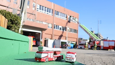 はしご車で訓練中