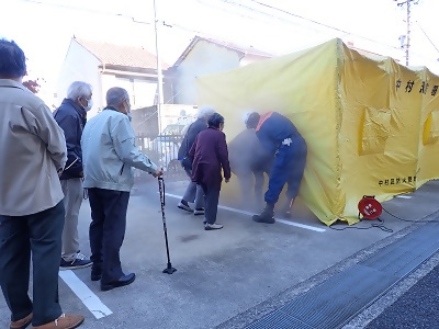 煙道による火災時の煙体験をしている様子です。