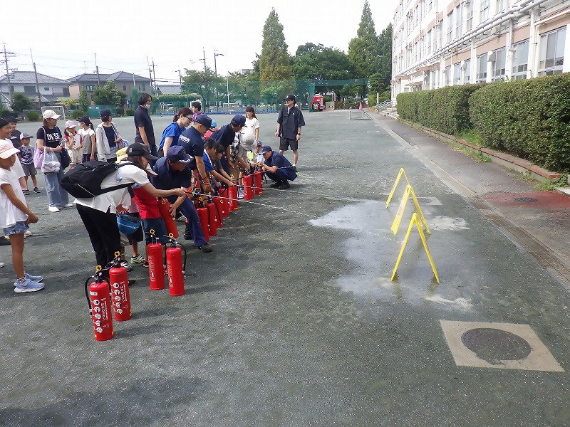 学区防災訓練にて消火器の取り扱い訓練を実施しています。