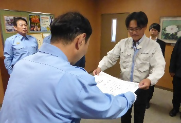 署長からの感謝状贈呈の様子2