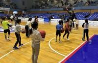 ファイティングイーグルス名古屋による「小学生ふれあいバスケットボール教室」の様子