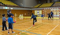 HC名古屋による「小学生ふれあいハンドボール教室」の様子