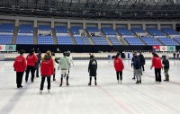 県スケート連盟による「小中学生フィギュアスケート教室」の様子