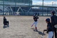 トヨタレッドテリアーズ・デンソーブライトペガサスによる「アスリートふれあい事業ソフトボール教室」の様子
