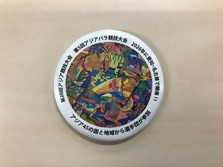 アール・ブリュットのデザインの缶バッジ