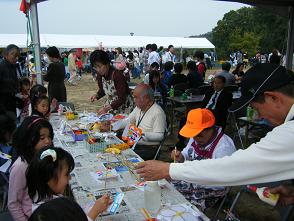 八事の蝶々の作り方を指導する保存会の皆さん