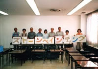 看板作りの様子の画像