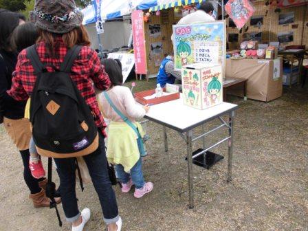 区民まつりでの投票の様子