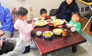 料理を美味しそうに食べる子供たち
