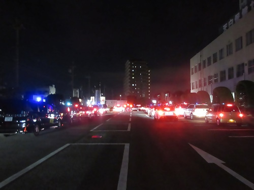 青色防犯パトロール車両が区役所駐車場からパトロールへ出発する様子