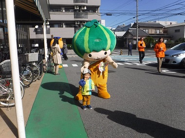 子どもと遊ぶかぼっちの写真