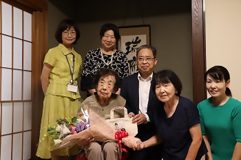 親子三世代で記念撮影