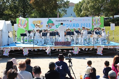 まつりのステージで演奏を披露する警察音楽隊